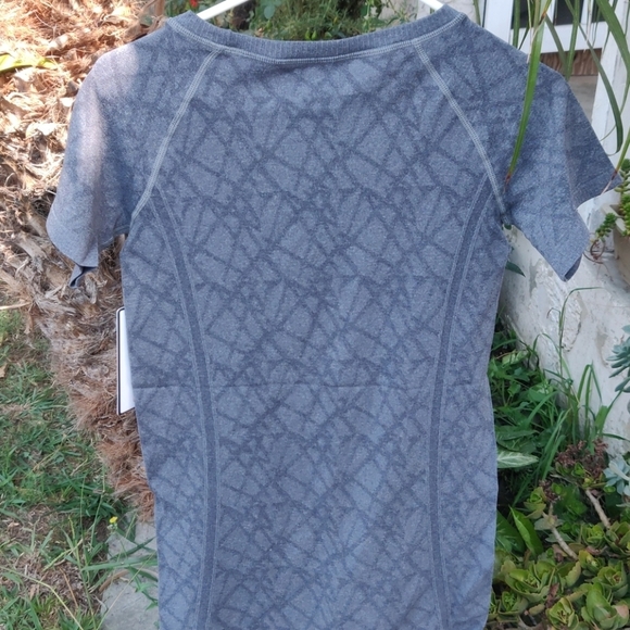 ELLEN TRACY Active women's seamless Tee - Picture 7 of 7